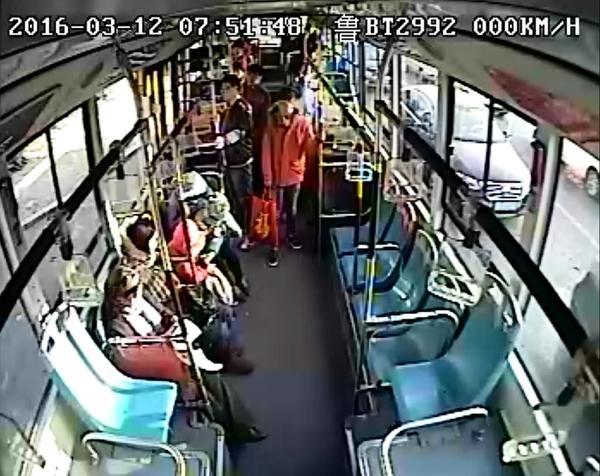 12�գ����ൺ632·�������ϣ�һ��3�����ҵĶ�ͯ�����ڷ��ڿڴ��д��ϳ������ڳ���ȼ�ţ����¹���������ͣ���������ӵ�ĸ�׾�Ȼֻæ�Ŵ�绰�����ܺ��ӡ��ڹ�����ʻԱ����ֹ�£�����ĸ�ײ��ú���ź������˳���