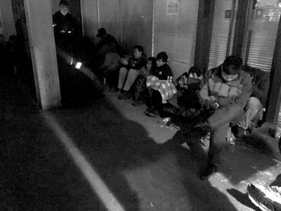 �Һ���Ա�����������¥��ͨ���Ŷӡ�