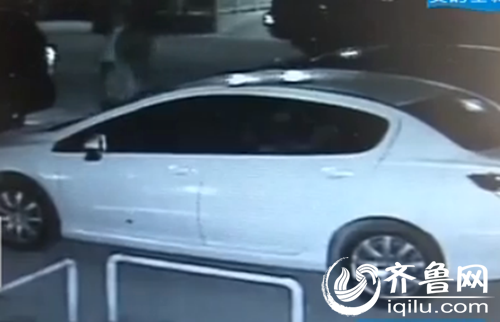 监控实拍富豪偷盗车内财物 自家别墅价值几百万 监控实拍富豪偷盗车内财物 自家别墅价值几百万