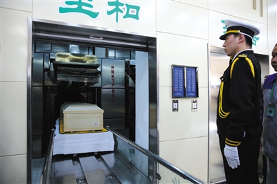 3��23�գ������а˱�ɽ���ǹݻ𻯹ݣ�������Ա����ľ����𻯿ڣ����������⡣