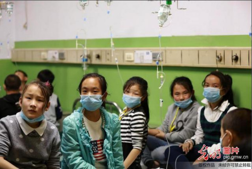 ��2016��4��12��23ʱ������ɽ�����������ҽԺ����Ķ���Сѧ�������ж���Һ���档