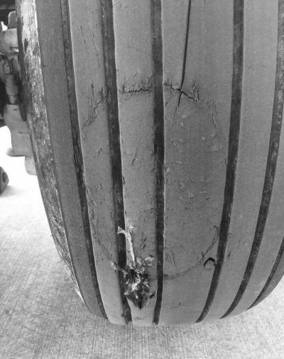 飞机轮胎受损。机翼处被异物刺穿。微博图片