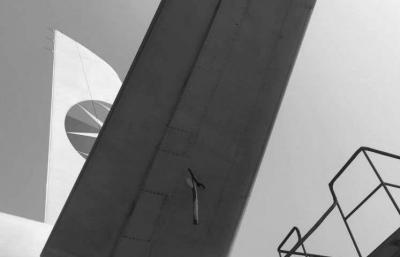 京华时报讯(记者卫张宁)前天上午,东航一架从成都飞康定的飞机由于机场天气情况恶劣,接地后复飞返航,幸无人员伤亡。根据相关部门披露,飞机落地后检查发现轮胎受损,水平安定面被异物击穿。