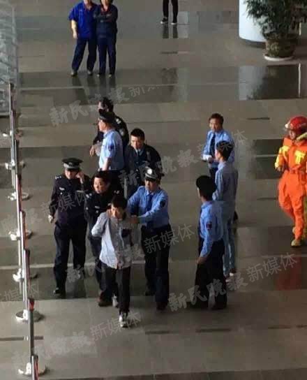 图说:事发后,公安机关抓捕行凶男子。