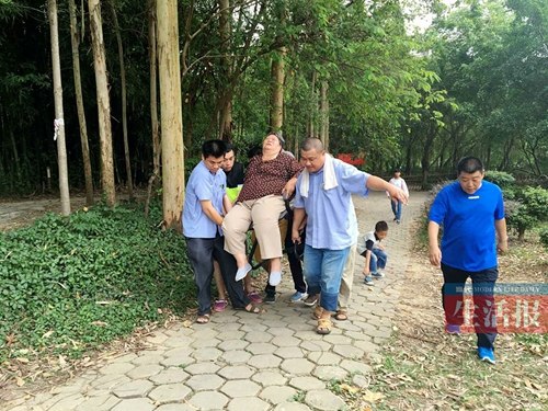 150公斤胖大姐8年未出家门的哥抬她出门赏景