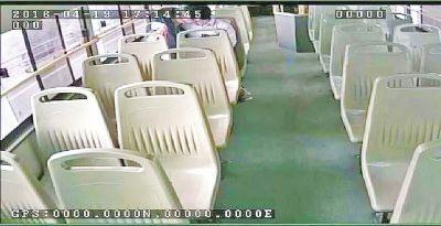 年轻男女公交车上搂抱调情 接吻半小时被骂