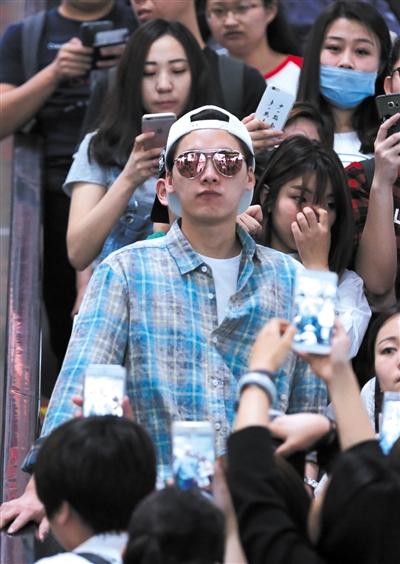 李易峰称脚底打滑致豪车撞桥 所驾豪车号牌过