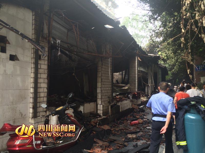 成都闹市一街道发生火灾 多家餐馆被烧精光(图) 成都闹市一街道发生火灾 多家餐馆被烧精光(图)
