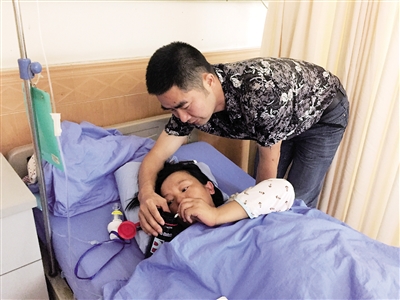 老陶正在照顾产后的妻子。