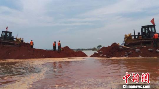 6月24日12:04,江西鄱阳县滨田河向阳圩决口被成功合龙! 朱先任摄