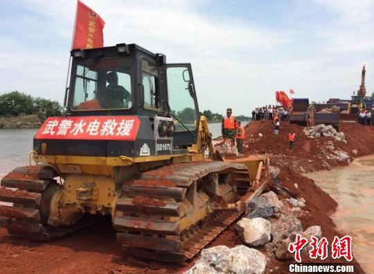 6月24日12:04,江西鄱阳县滨田河向阳圩决口被成功合龙!现场“水电铁军”红旗招展。 徐迎华摄