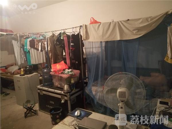 输电线铁塔倒塌 电工17小时不间断抢修 输电线铁塔倒塌 电工17小时不间断抢修