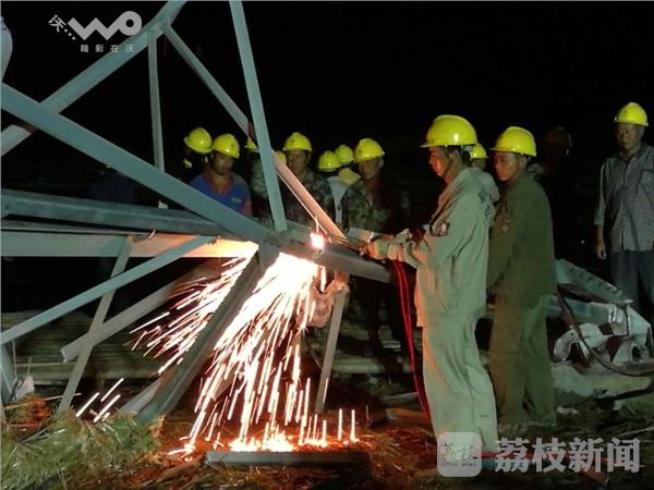 输电线铁塔倒塌 电工17小时不间断抢修 输电线铁塔倒塌 电工17小时不间断抢修