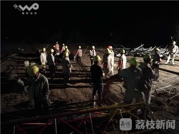 输电线铁塔倒塌 电工17小时不间断抢修 输电线铁塔倒塌 电工17小时不间断抢修