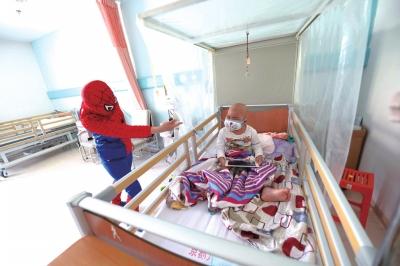 母亲扮蜘蛛侠为儿子筹钱续:儿子放弃治疗去世 母亲扮蜘蛛侠为儿子筹钱续:儿子放弃治疗去世