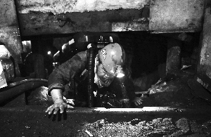 非法小煤矿入口藏在更衣间 只雇佣外地农民干活 非法小煤矿入口藏在更衣间 只雇佣外地农民干活