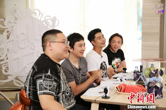 王思聪自认是平凡人被美女要求做树懒表情