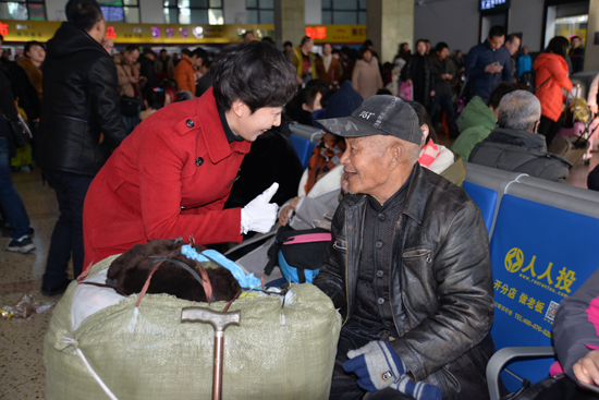 张聪:火车站里的“爱心使者” 张聪:火车站里的“爱心使者”