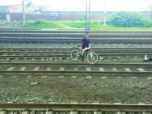 北京一男子横穿铁路被撞身亡 多处有安全提示 北京一男子横穿铁路被撞身亡 多处有安全提示