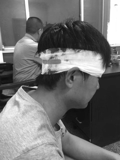 路人替被打小贩鸣不平 遭到城管暴打(图) 路人替被打小贩鸣不平 遭到城管暴打(图)