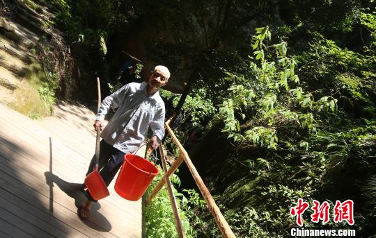 八旬老人景区山腰设免费茶摊 二十三年如一日 八旬老人景区山腰设免费茶摊 二十三年如一日