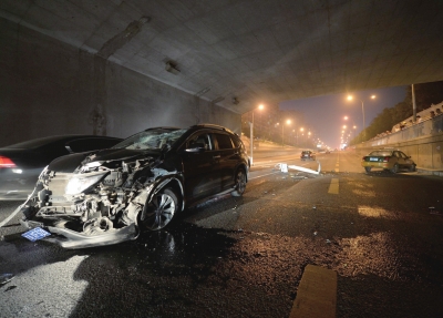 男子酒驾撞毁出租 露纹身威胁“不准报警” 男子酒驾撞毁出租 露纹身威胁“不准报警”