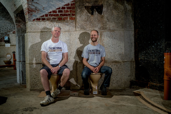 国家便便博物馆位于英格兰桑当的怀特岛动物园里,其创建者奈吉尔 乔治(左)和丹尼尔 罗伯茨。