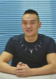 小伙两下撂倒劫匪婉拒感谢:我还要回家做饭 小伙两下撂倒劫匪婉拒感谢:我还要回家做饭