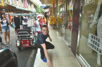 小伙两下撂倒劫匪婉拒感谢:我还要回家做饭 小伙两下撂倒劫匪婉拒感谢:我还要回家做饭