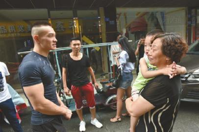 小伙两下撂倒劫匪婉拒感谢:我还要回家做饭 小伙两下撂倒劫匪婉拒感谢:我还要回家做饭