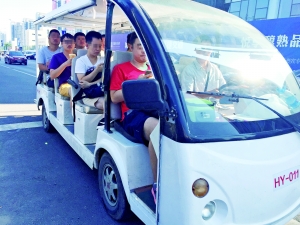 记者在地铁站外看到,拉活的电瓶车早早等在一边,人坐满后马上开走。