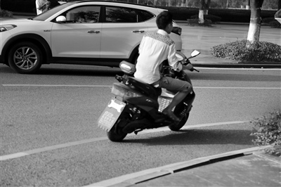 送餐员无视交规致事故频发:送餐越快赚钱越多 送餐员无视交规致事故频发:送餐越快赚钱越多