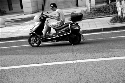 送餐员无视交规致事故频发:送餐越快赚钱越多 送餐员无视交规致事故频发:送餐越快赚钱越多