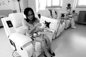 “五福”还购进了专业的音乐治疗设备,用音乐治疗的方式让老人们得到放松。