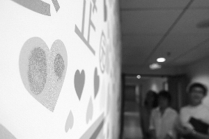 “五福”里的指纹墙,图上的指纹是院长和第一位入住的老人留下的,表示今后就是一家人了。每位新入住的老人都会在这里留指纹。