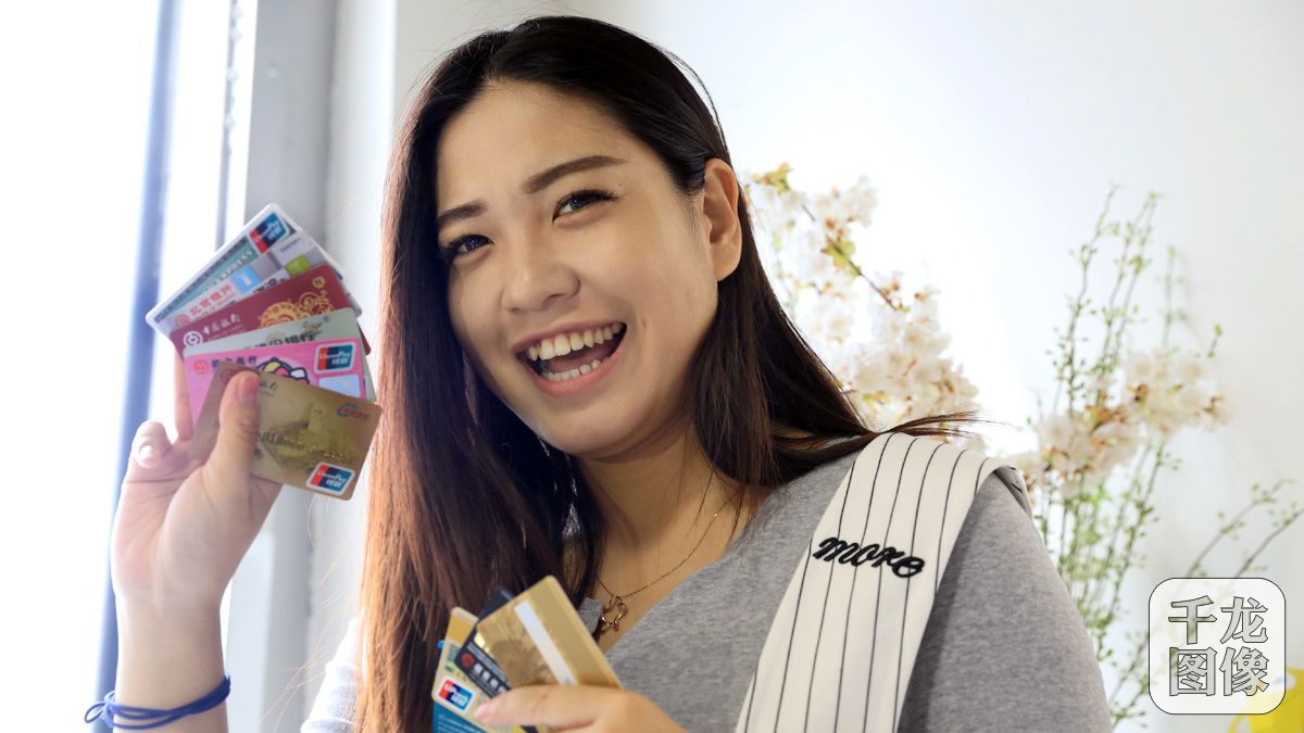 北京"京剧脸"地铁亮相 比现用列车多载千人 北京"京剧脸"地铁亮相 比现用列车多载千人