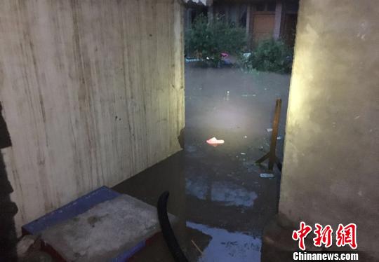 甘肃甘南暴雨引发山体滑坡房屋倒塌(图)