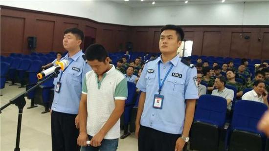 小伙给奶奶上坟烧纸遇大风 引燃大片山林被判刑 小伙给奶奶上坟烧纸遇大风 引燃大片山林被判刑