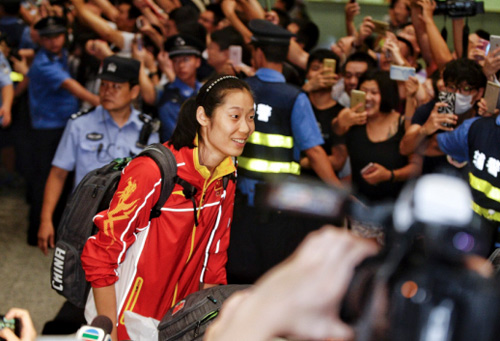 朱婷走出机场引粉丝狂叫