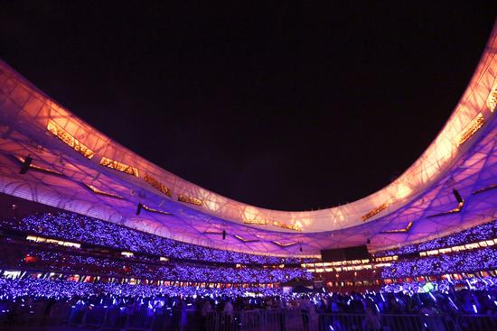 五月天粉丝攒一个月钱买到假票 鸟巢外泪奔 五月天粉丝攒一个月钱买到假票 鸟巢外泪奔