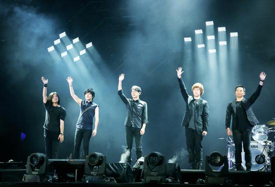 五月天粉丝攒一个月钱买到假票 鸟巢外泪奔 五月天粉丝攒一个月钱买到假票 鸟巢外泪奔