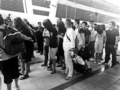 “卖答案”诈骗团伙被押解回京 近千人共被骗200万 “卖答案”诈骗团伙被押解回京 近千人共被骗200万