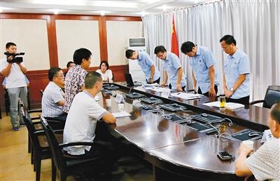 农妇坐11年冤狱申635万赔偿 法院副院长鞠躬道歉 农妇坐11年冤狱申635万赔偿 法院副院长鞠躬道歉