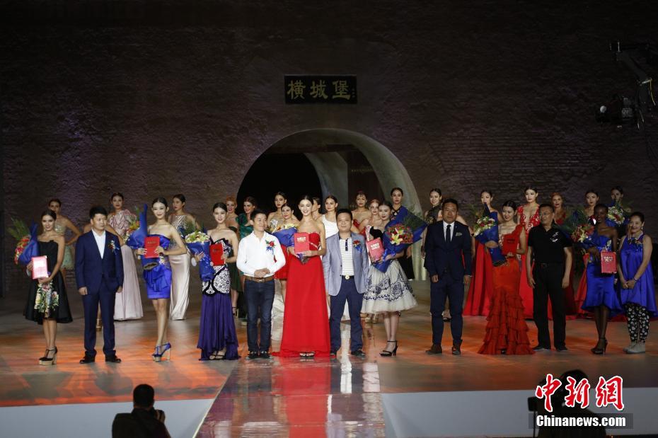 新丝路世界模特大赛总决赛落幕 中国佳丽尹娟夺冠 新丝路世界模特大赛总决赛落幕 中国佳丽尹娟夺冠