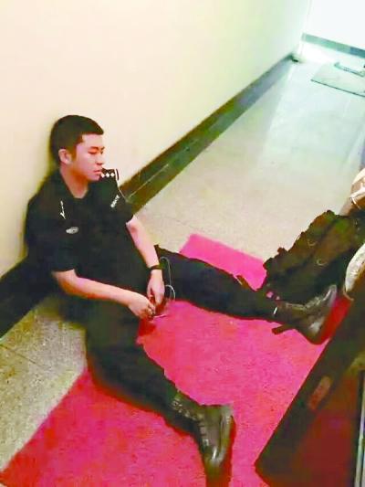 “特警躺”的照片在武汉特警朋友圈热传