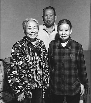 老人51年前获战士邮寄80元帮助 近日还万元致谢 老人51年前获战士邮寄80元帮助 近日还万元致谢