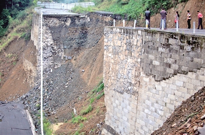 路面垮塌前老人拦车救百余人 曾被骂好狗不挡道 路面垮塌前老人拦车救百余人 曾被骂好狗不挡道