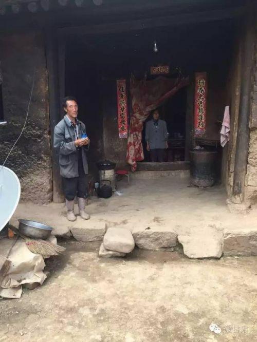 (8口之家仅剩年迈的母子,住着58年前的土坯危房)