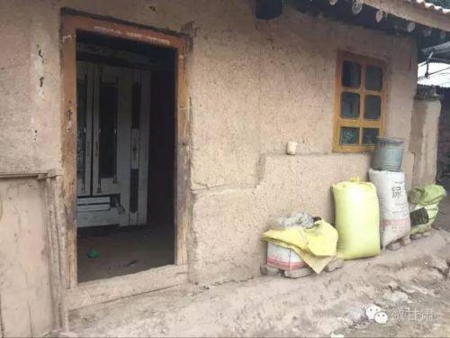 (杨改兰生前和孩子们住的房子,里面一只破旧的柜子是最奢华的家具)
