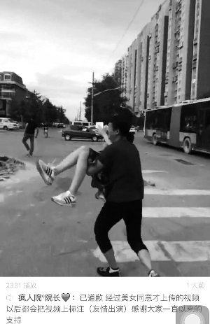 男子街头恶搞陌生人当网红 曾地铁装死亲吻路人 男子街头恶搞陌生人当网红 曾地铁装死亲吻路人